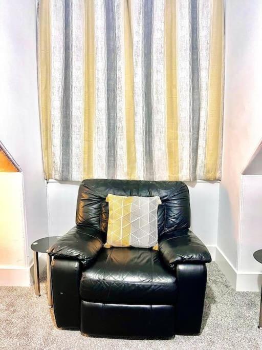 Crown House Two Bedroom Apartment アバディーン エクステリア 写真