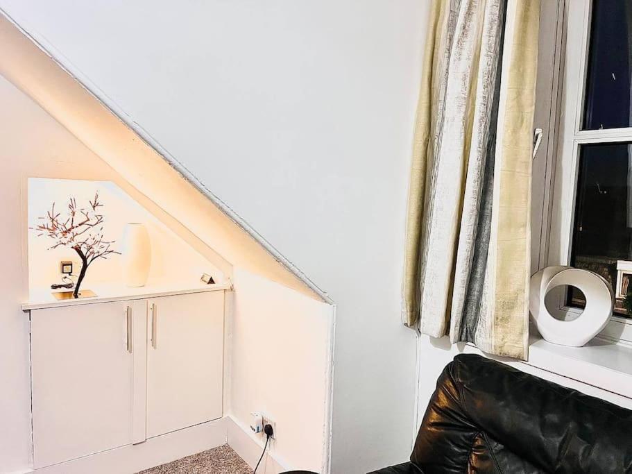 Crown House Two Bedroom Apartment アバディーン エクステリア 写真